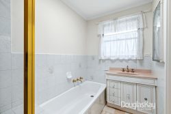 11 Buckingham Cres, Sunshine West VIC 3020, Australia