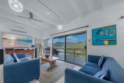 4 Harbour Ave, Shute Harbour QLD 4802, Australia