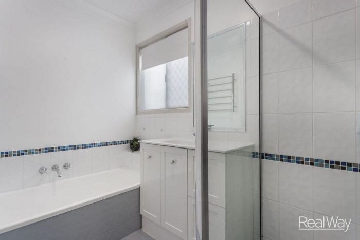 27 Blenheim Cres, Yamanto QLD 4305, Australia