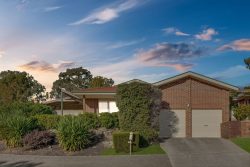 2 Nugent Cl, Jerrabomberra NSW 2619, Australia