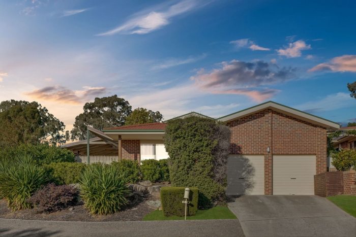 2 Nugent Cl, Jerrabomberra NSW 2619, Australia
