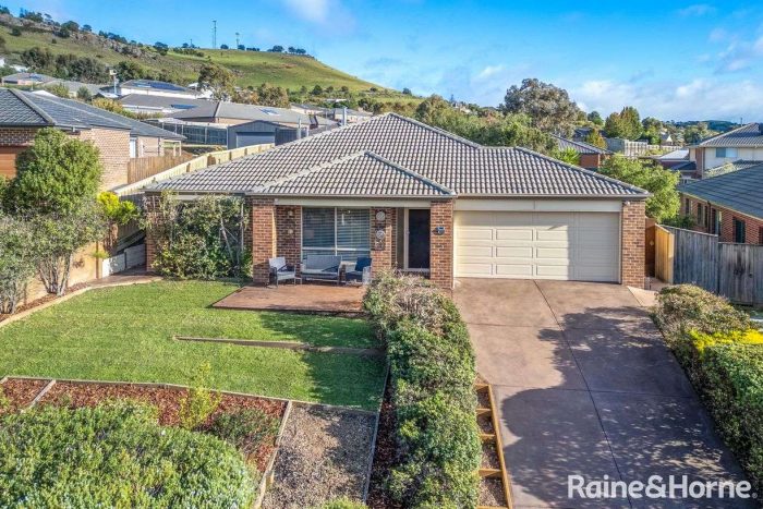 122 Phillip Dr, Sunbury VIC 3429, Australia