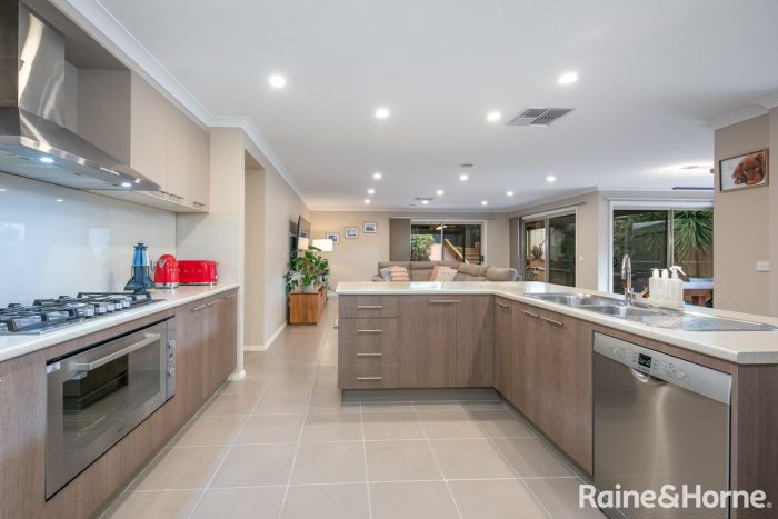 122 Phillip Dr, Sunbury VIC 3429, Australia