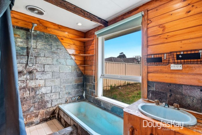 8 Baynton Ave, Sunshine North VIC 3020, Australia