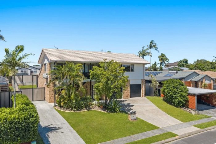 76 Hickey Way, Carrara QLD 4211, Australia