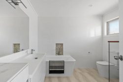76 Hickey Way, Carrara QLD 4211, Australia