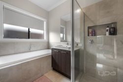 34 Hollyhoke Dr, Maddingley VIC 3340, Australia