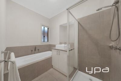 Unit 2/31 Horseshoe Cct, Truganina VIC 3029, Australia