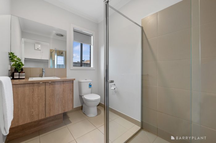 3 Lancers Dr, Melton West VIC 3337, Australia