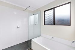 26 Paul Dr, Point Vernon QLD 4655, Australia