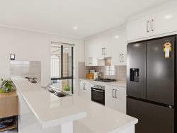 5 Queenscliff Dr, Seaford Rise SA 5169, Australia