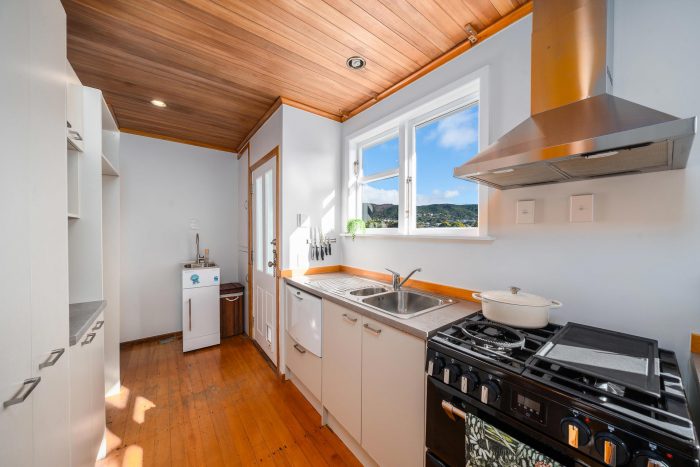 44 Taylor Terrace, Tawa, Wellington, 5028, New Zealand