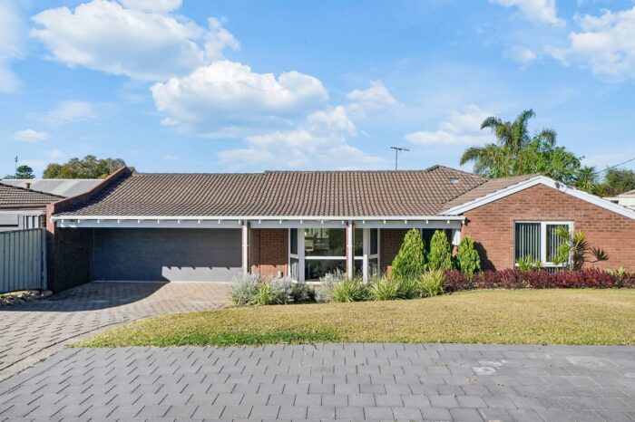 136 Glengarry Dr Duncraig WA 6023 Australia