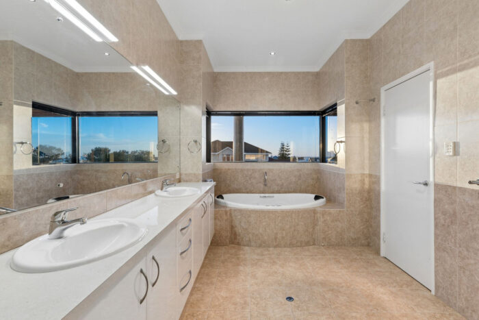 37 Lord Hobart Dr Madora Bay WA 6210, Australia