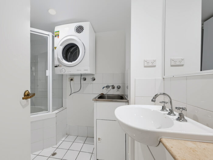 2/1 Hillsdon Rd Taringa QLD 4068, Australia