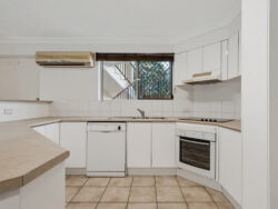 2/1 Hillsdon Rd Taringa QLD 4068, Australia