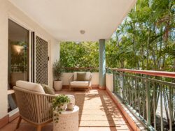 2/1 Hillsdon Rd Taringa QLD 4068, Australia